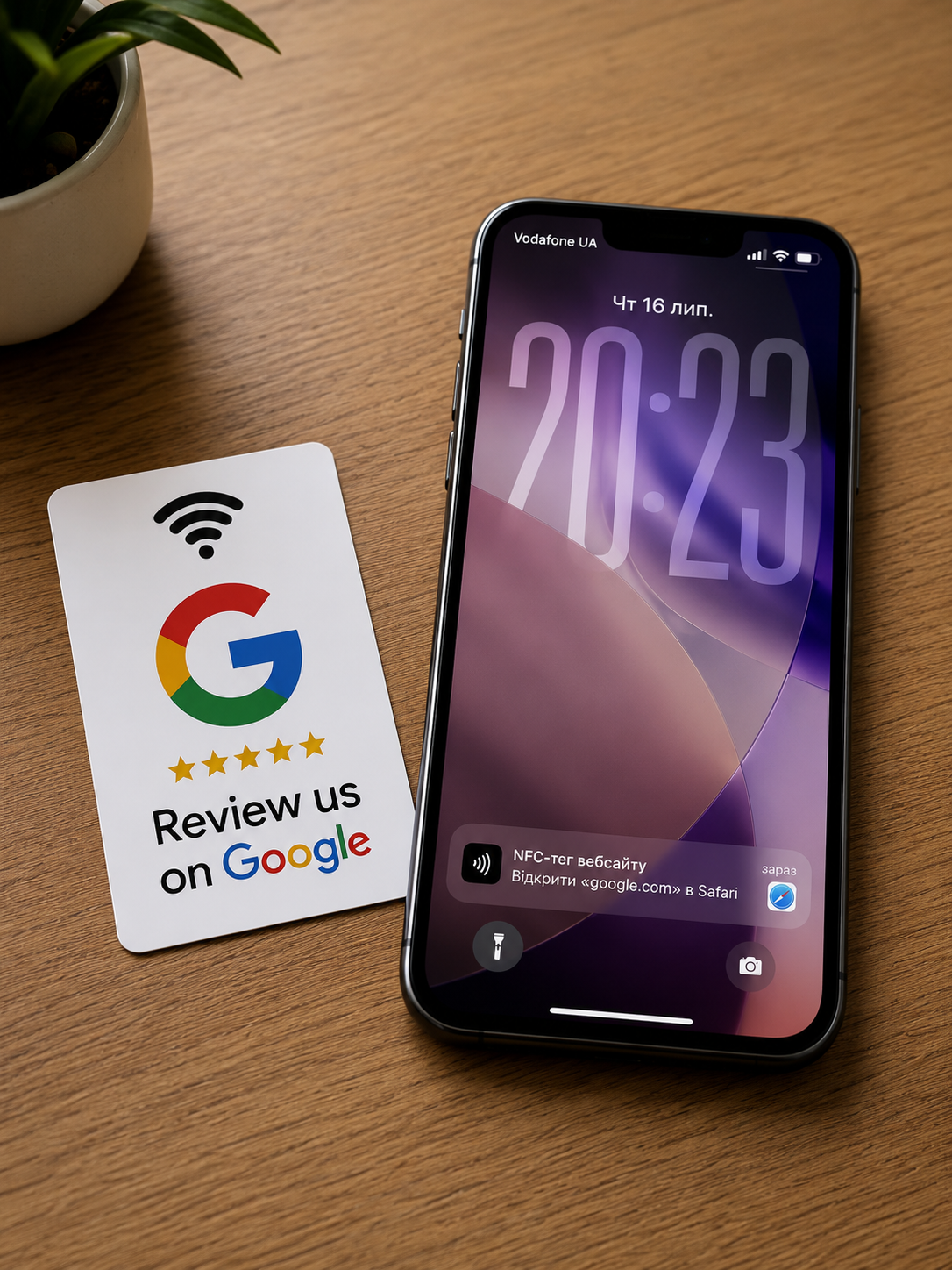 Картка My Review Tap поруч із iPhone та сповіщенням NFC